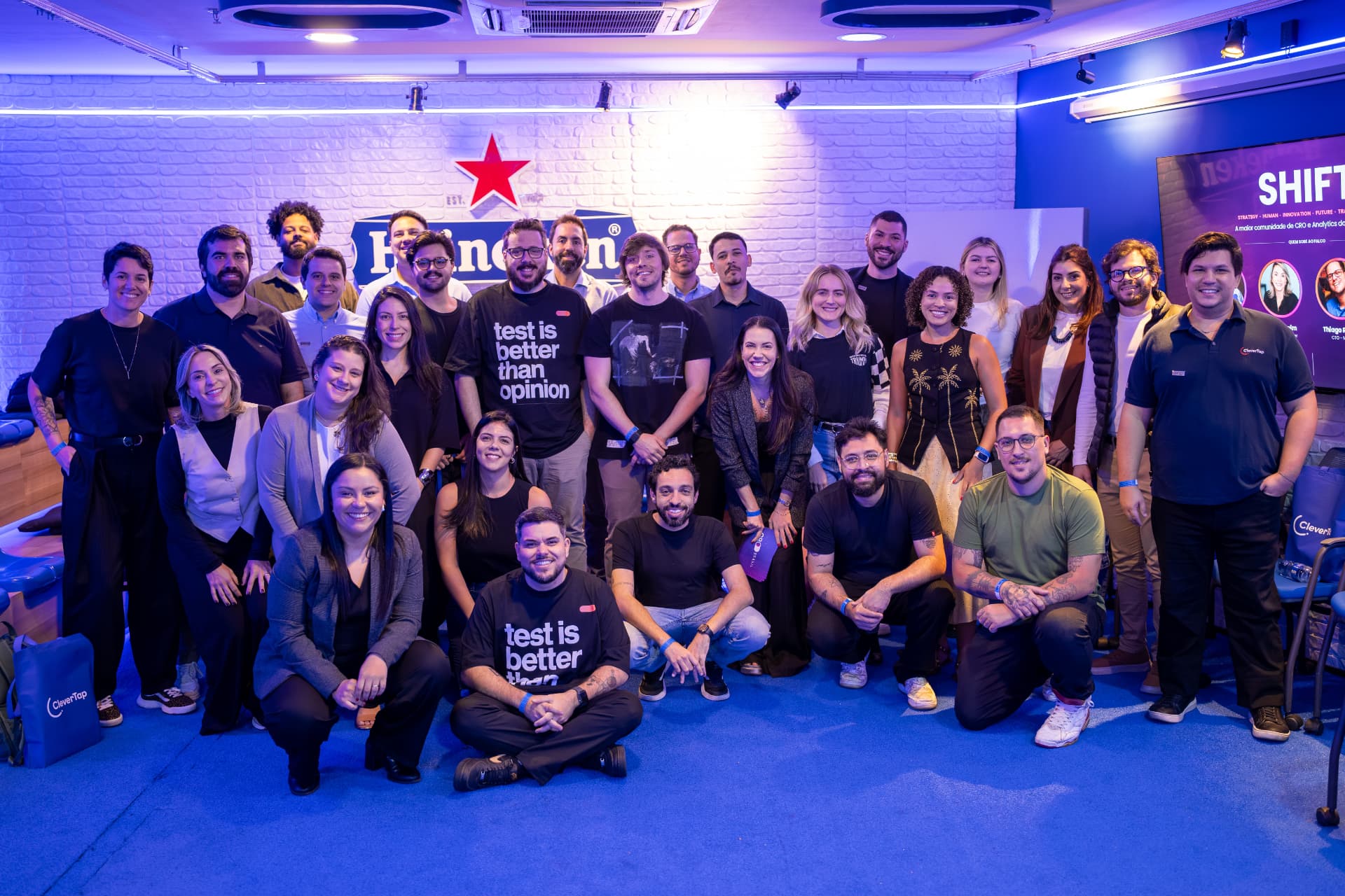 Foto oficial do grupo de participantes do SHIFT