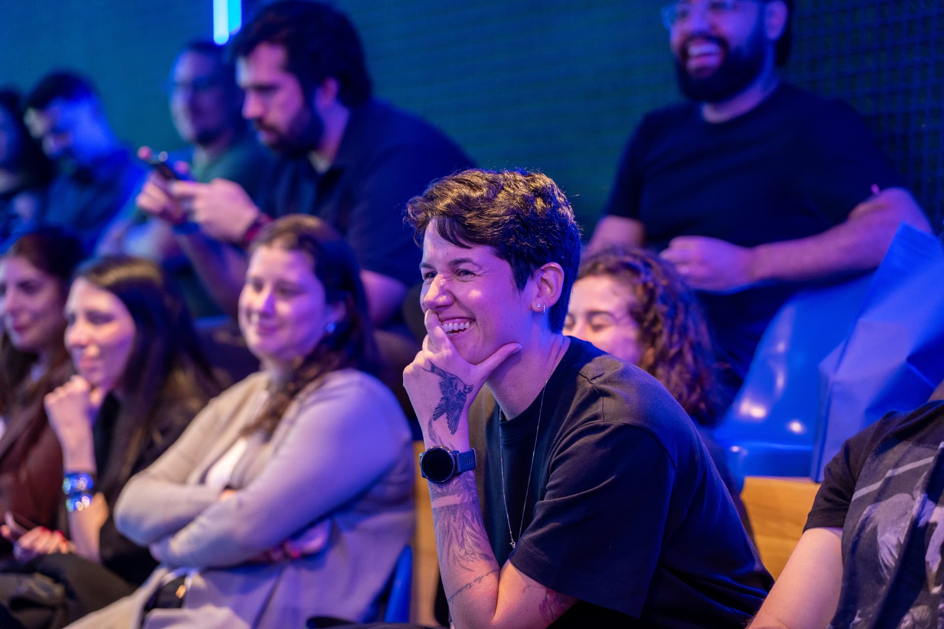 Participante sorrindo durante o encontro